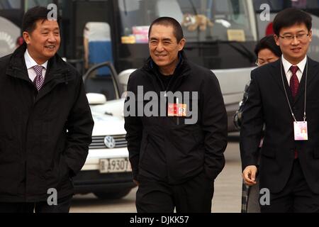 Peking, China. 3. März 2010. Berühmte chinesische Regisseur Zhang Yimou (C), auch einen chinesischen Delegierten, kommt auf dem Tiananmen-Platz vor der Eröffnungssitzung der chinesischen politischen Beratenden Konferenz (CPPCC) in der großen Halle des Volkes in Peking 3. März 2010. Die chinesische Führung ist Gesetzgebung forciert, das Wirtschaftswachstum und die Verbesserung des Lebensstandards, vor allem bei Wanderarbeiter des Landes fördert. Stephen Shaver/ZUMAPRESS.com/Alamy © Live-Nachrichten Stockfoto