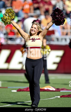 10. September 2010 - Chestnut Hill, Massachusetts, Vereinigte Staaten von Amerika - Boston College Eagles Cheerleader während der Pre-game Festlichkeiten im Alumni-Stadion.  Boston College Eagles besiegte die Kent State Golden Blitze 26 - 13. (Kredit-Bild: © Mark Box/Southcreek Global/ZUMApress.com) Stockfoto