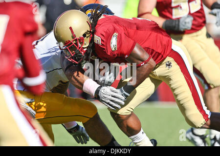 10. September 2010 - bewegt Chestnut Hill, Massachusetts, Vereinigte Staaten von Amerika - Boston College Adler Conerback Freshman DeLeon Gause (9) den Ball nach vorne, um eine Boston College Eagles First Down während der Niederlage der Kent State University 26 - 13 zu gewinnen. (Kredit-Bild: © Mark Box/Southcreek Global/ZUMApress.com) Stockfoto