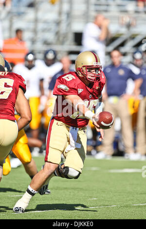 10. September 2010 - off Chestnut Hill, Massachusetts, United States of America - Boston College Adler Quarterback Sophomore Dave Shinskie (15) Händen den Ball an den Runningback während der erste Satz von Tiefen des Spiels.  Boston College Eagles besiegte die Kent State Golden Blitze 26 - 13. (Kredit-Bild: © Mark Box/Southcreek Global/ZUMApress.com) Stockfoto