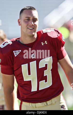 10. September 2010 - Chestnut Hill, Massachusetts, Vereinigte Staaten von Amerika - Boston College Adler Punter Sophomore Gerald Levano (43) eine Pause an der Seitenlinie während der zweiten Quartal das Spiel in dem Boston College Kent State Golden Blitze 26 - 13 besiegt. (Kredit-Bild: © Mark Box/Southcreek Global/ZUMApress.com) Stockfoto