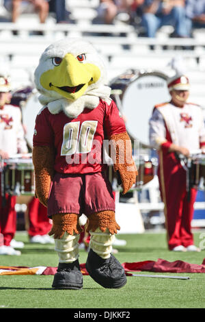 10. September 2010 - begeistert Chestnut Hill, Massachusetts, Vereinigte Staaten von Amerika - Boston College Eagles Maskottchen Baldwin die Fans während auf dem Feld vor dem Spiel feiern.  Boston College Eagles besiegte die Kent State Golden Blitze 26 - 13. (Kredit-Bild: © Mark Box/Southcreek Global/ZUMApress.com) Stockfoto