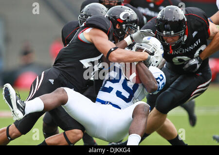 11. September 2010 befasst sich - Cincinnati, Ohio, Vereinigte Staaten von Amerika - Cincinnati Bearcats Cornerback Wesley Richardson (24) Indiana State Platanen Runningback Darrius Gates (29) während der ersten Hälfte des Spiels zwischen der University of Cincinnati und Indiana State Stadium Nippert, Cincinnati, Ohio. Cincinnati führte im halben 12-7. (Kredit-Bild: © John Longo/Southcreek Glob Stockfoto