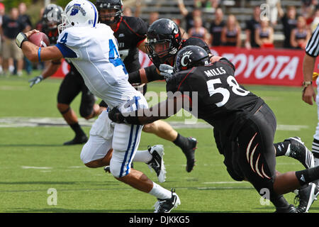 11. September 2010 - Cincinnati, Ohio, Vereinigte Staaten von Amerika - Cincinnati Bearcats defensive Tackle Brandon Mills (58) befasst sich Indiana State Platanen quarterback Ronnie Fouch (4) während der ersten Hälfte des Spiels zwischen der University of Cincinnati und Indiana State Stadium Nippert, Cincinnati, Ohio. Cincinnati führte im halben 12-7. (Kredit-Bild: © John Longo/Southcreek Globa Stockfoto