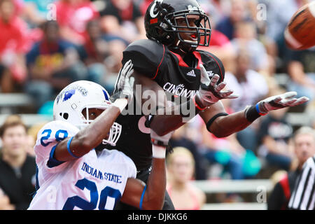 11. September 2010 fängt - Cincinnati, Ohio, Vereinigte Staaten von Amerika - Cincinnati Bearcats Wide Receiver Armon Binns (80) einem Pass für einen Touchdown für die Indiana State Platanen Cornerback Johnny Towalid (28) während der ersten Hälfte des Spiels zwischen der University of Cincinnati und Indiana State Stadium Nippert, Cincinnati, Ohio. Cincinnati führte im halben 12-7. (Credit Stockfoto