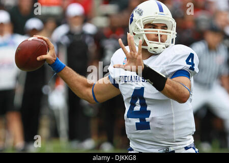 11. September 2010-quarterback - Cincinnati, Ohio, Vereinigte Staaten von Amerika - Indiana State Platanen Ronnie Fouch (4) während der ersten Hälfte des Spiels zwischen der University of Cincinnati und Indiana State Stadium Nippert, Cincinnati, Ohio. Cincinnati führte im halben 12-7. (Kredit-Bild: © John Longo/Southcreek Global/ZUMApress.com) Stockfoto