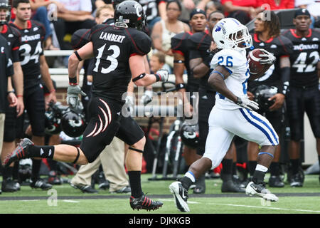 11. September 2010 - Cincinnati, Ohio, Vereinigte Staaten von Amerika - Indiana State Platanen Runningback Shakir Bell (26), gejagt von Cincinnati Bearcats Cornerback Pat Lambert (13) in der zweiten Hälfte des Spiels zwischen der University of Cincinnati und Indiana State Stadium Nippert, Cincinnati, Ohio. Cincinnati gewann mit einem Endstand von 40-7. (Kredit-Bild: © John Longo/Süd Stockfoto