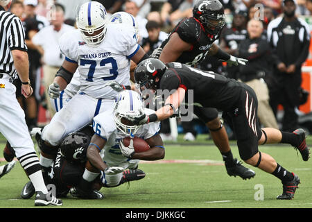 11. September 2010 ist abgeschlossen - Cincinnati, Ohio, Vereinigte Staaten von Amerika - Cincinnati Bearcats Cornerback Pat Lambert (13) der Angriff auf Indiana State Platanen Runningback Shakir Bell (26) in der zweiten Hälfte des Spiels zwischen der University of Cincinnati und Indiana State Stadium Nippert, Cincinnati, Ohio. Cincinnati gewann mit einem Endstand von 40-7. (Kredit-Bild: © John Lon Stockfoto