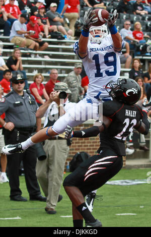 11. September 2010 - Cincinnati, Ohio, Vereinigte Staaten von Amerika - Indiana State Platanen Wide Receiver Justin Hilton (19) während von Cincinnati Bearcats Cornerback Reuben Haley (23) bedeckt fängt den Ball aber außerhalb des zulässigen Bereichs in der zweiten Hälfte des Spiels kommt es zwischen der University of Cincinnati und Indiana State Stadium Nippert, Cincinnati, Ohio. Cincinnati gewann mit Stockfoto