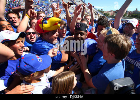 11. September 2010 - Lawrence, Kansas, ist Vereinigte Staaten von Amerika - Kansas Jayhawks Runningback James Sims (29) von Fans gemobbt, während interviewt nach Spielaktion im Memorial Stadium in Lawrence, Kansas.  Die Kansas Jayhawks besiegte Georgia Tech Yellow Jackets 28-25. (Kredit-Bild: © Jakob Paulsen/Southcreek Global/ZUMApress.com) Stockfoto