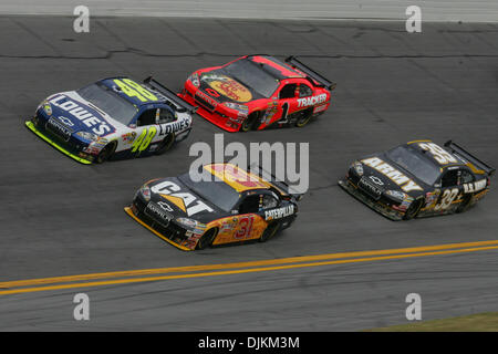 Jimmie Johnson (#48) führt Jeff Burton (#31), Jamie McMurray (#1) und Ryan Newman (#39) in das erste Gatorade Duel Qualifying-Rennen auf dem Daytona International Speedway in Daytona Beach, Florida. (Kredit-Bild: © David Roseblum/Southcreek Global/ZUMApress.com) Stockfoto