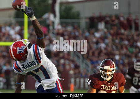 11. September 2010: Louisiana Tech Bulldogs Wide Receiver Taulib Ikharo (17) springt für den Ball während des Wettbewerbs zwischen die Texas bin Aggies und Louisiana Tech Bulldogs in Kyle Field in College Station, Texas. Texas A & M gewann 48-16. (Kredit-Bild: © Donald Seite/Southcreek Global/ZUMApress.com) Stockfoto