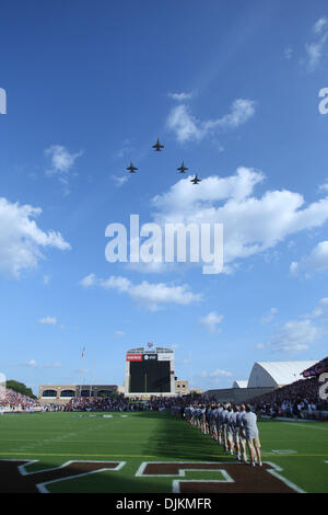 11. September 2010: The VMFA-314 Black Knights aus Miramar, Kalifornien durchführen eine Überführung vor dem Wettbewerb zwischen die Texas bin Aggies und Louisiana Tech Bulldogs in Kyle Field in College Station, Texas. Texas A & M gewann 48-16. (Kredit-Bild: © Donald Seite/Southcreek Global/ZUMApress.com) Stockfoto