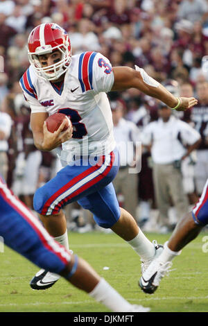 11. September 2010: Louisiana Tech Bulldogs Quarterback Tarik Hakmi (3) läuft der Ball während des Wettbewerbs zwischen die Texas bin Aggies und Louisiana Tech Bulldogs in Kyle Field in College Station, Texas. Texas A & M gewann 48-16. (Kredit-Bild: © Donald Seite/Southcreek Global/ZUMApress.com) Stockfoto