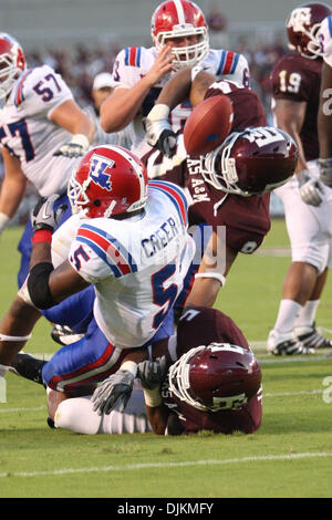 11. September 2010: Texas A & M Aggies Runningback Jay Tolliver (34) zieht den Ball aus Louisiana Tech Bulldogs Runningback Lennon Creer (5) während des Wettbewerbs zwischen die Texas bin Aggies und Louisiana Tech Bulldogs in Kyle Field in College Station, Texas. Texas A & M gewann 48-16. (Kredit-Bild: © Donald Seite/Southcreek Global/ZUMApress.com) Stockfoto