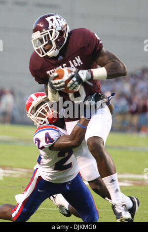 11. September 2010: Texas A & M Aggies Wide Receiver Jeff Fuller (8 wird durch Louisiana Tech Bulldogs Cornerback Olajuwon Paige (24) begegnet) während des Wettbewerbs zwischen die Texas bin Aggies und Louisiana Tech Bulldogs in Kyle Field in College Station, Texas. Texas A & M gewann 48-16. (Kredit-Bild: © Donald Seite/Southcreek Global/ZUMApress.com) Stockfoto