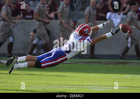 11. September 2010: Louisiana Tech Bulldogs Wide Receiver Andrew Guillot (19) Tauchgänge für einen Fang während des Wettbewerbs zwischen die Texas bin Aggies und Louisiana Tech Bulldogs in Kyle Field in College Station, Texas. Texas A & M gewann 48-16. (Kredit-Bild: © Donald Seite/Southcreek Global/ZUMApress.com) Stockfoto