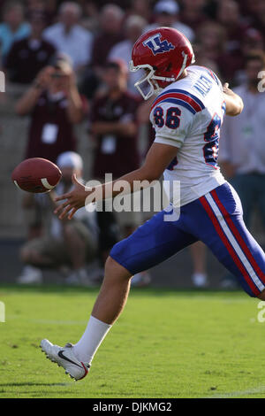 Sept 11, flache 2010:Louisiana Tech Bulldogs Punter Ryan Allen (86) den Ball während des Wettbewerbs zwischen die Texas bin Aggies und Louisiana Tech Bulldogs in Kyle Field in College Station, Texas. Texas A & M gewann 48-16. (Kredit-Bild: © Donald Seite/Southcreek Global/ZUMApress.com) Stockfoto