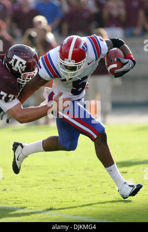 11. September 2010: Louisiana Tech Bulldogs Runningback Lennon Creer (5) läuft der Ball während des Wettbewerbs zwischen die Texas bin Aggies und Louisiana Tech Bulldogs in Kyle Field in College Station, Texas. (Kredit-Bild: © Donald Seite/Southcreek Global/ZUMApress.com) Stockfoto