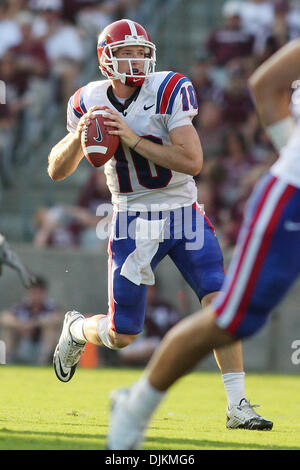 11. September 2010: Louisiana Tech Bulldogs quarterback Colby Cameron (10) sieht übergeben während des Wettbewerbs zwischen die Texas bin Aggies und Louisiana Tech Bulldogs in Kyle Field in College Station, Texas. Texas A & M gewann 48-16. (Kredit-Bild: © Donald Seite/Southcreek Global/ZUMApress.com) Stockfoto