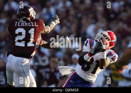 11. September 2010: Louisiana Tech Bulldogs Wide Receiver Tim Molton (81) fängt einen Pass während des Wettbewerbs zwischen die Texas bin Aggies und Louisiana Tech Bulldogs in Kyle Field in College Station, Texas. Texas A & M gewann 48-16. (Kredit-Bild: © Donald Seite/Southcreek Global/ZUMApress.com) Stockfoto