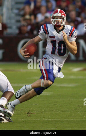 11. September 2010: Louisiana Tech Bulldogs Quarterback Colby Cameron (10) läuft der Ball während des Wettbewerbs zwischen die Texas bin Aggies und Louisiana Tech Bulldogs in Kyle Field in College Station, Texas. Texas A & M gewann 48-16. (Kredit-Bild: © Donald Seite/Southcreek Global/ZUMApress.com) Stockfoto