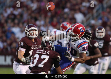 11. September 2010: Louisiana Tech Bulldogs Wide Receiver Eric Harper (80) wird getroffen und vermisst einen Haken während des Wettbewerbs zwischen die Texas bin Aggies und Louisiana Tech Bulldogs in Kyle Field in College Station, Texas. Texas A & M gewann 48-16. (Kredit-Bild: © Donald Seite/Southcreek Global/ZUMApress.com) Stockfoto