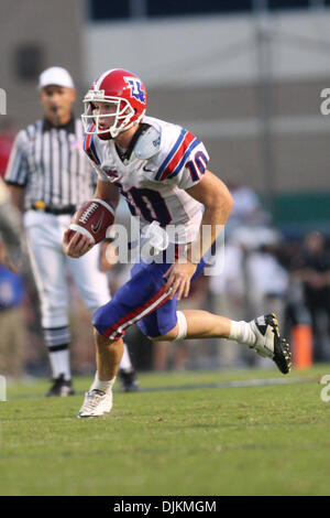 11. September 2010: Louisiana Tech Bulldogs Quarterback Colby Cameron (10) läuft der Ball während des Wettbewerbs zwischen die Texas bin Aggies und Louisiana Tech Bulldogs in Kyle Field in College Station, Texas. Texas A & M gewann 48-16. (Kredit-Bild: © Donald Seite/Southcreek Global/ZUMApress.com) Stockfoto