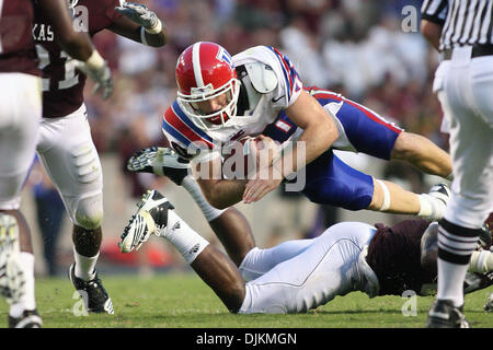 11. September 2010: Louisiana Tech Bulldogs quarterback Colby Cameron (10) Tauchgänge für weitere Birdie während des Wettbewerbs zwischen die Texas bin Aggies und Louisiana Tech Bulldogs in Kyle Field in College Station, Texas. Texas A & M gewann 48-16. (Kredit-Bild: © Donald Seite/Southcreek Global/ZUMApress.com) Stockfoto