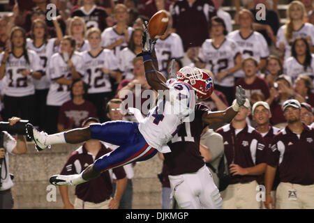 11. September 2010: Louisiana Tech Bulldogs Cornerback Olajuwon Paige (24) verteidigt einen Pass für Texas A & M Aggies Wide Receiver Terrence McCoy (11) bestimmt, während des Wettbewerbs zwischen die Texas bin Aggies und Louisiana Tech Bulldogs in Kyle Field in College Station, Texas. Texas A & M gewann 48-16. (Kredit-Bild: © Donald Seite/Southcreek Global/ZUMApress.com) Stockfoto