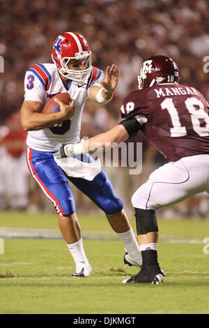 11. September 2010: Louisiana Tech Bulldogs Quarterback Colby Cameron (10) vermeidet eine Rusher während des Wettbewerbs zwischen die Texas bin Aggies und Louisiana Tech Bulldogs in Kyle Field in College Station, Texas. Texas A & M gewann 48-16. (Kredit-Bild: © Donald Seite/Southcreek Global/ZUMApress.com) Stockfoto