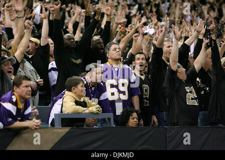 24. Januar 2010: Minnesota-Fans zeigen ihre Enttäuschung während der Spielaktion der NFC Meisterschaft zwischen den Minnesota Vikings und den New Orleans Saints an der Louisiana Superdome in New Orleans, Louisiana. (Kredit-Bild: © Donald Seite/Southcreek Global/ZUMApress.com) Stockfoto