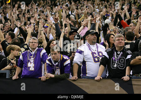 24. Januar 2010: Minnesota-Fans zeigen ihre Enttäuschung während der Spielaktion der NFC Meisterschaft zwischen den Minnesota Vikings und den New Orleans Saints an der Louisiana Superdome in New Orleans, Louisiana. (Kredit-Bild: © Donald Seite/Southcreek Global/ZUMApress.com) Stockfoto