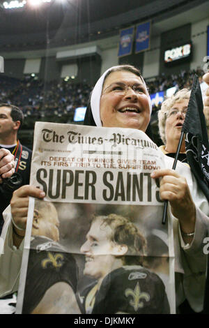 24. Januar 2010: eine Nonne feiert Sieg nach Spielaktion der NFC Meisterschaft zwischen den Minnesota Vikings und den New Orleans Saints an der Louisiana Superdome in New Orleans, Louisiana. (Kredit-Bild: © Donald Seite/Southcreek Global/ZUMApress.com) Stockfoto