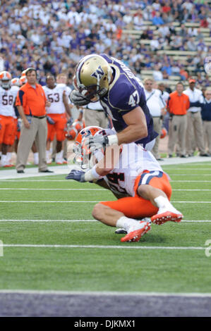 11. September 2010 - Seattle, Washington, Vereinigte Staaten von Amerika - Syracuse Orange Sicherheit Max Suter (24) befasst sich mit Washington Huskies Verteidiger Austin Sylvester (47) einen Touchdown zu verhindern. Bei der Hälfte des Spiels im Husky Stadium in Seattle, WA führt Washington Syrakus 13-10. (Kredit-Bild: © Steven Bisig/Southcreek Global/ZUMApress.com) Stockfoto