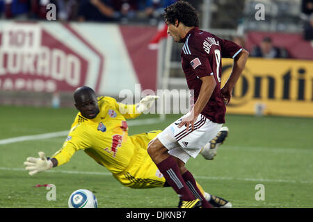 Rapids Mittelfeldspieler Mehdi Ballouchy (8) kickt den Ball vorbei an New York Torhüter Bouna Coundoul (18) in der ersten Hälfte an Dick's Sporting Goods Park, Commerce City, Colorado.  Ballouchy hieß eine Strafe und das Ziel nicht verlassen. (Kredit-Bild: © Paul Meyer/Southcreek Global/ZUMApress.com) Stockfoto