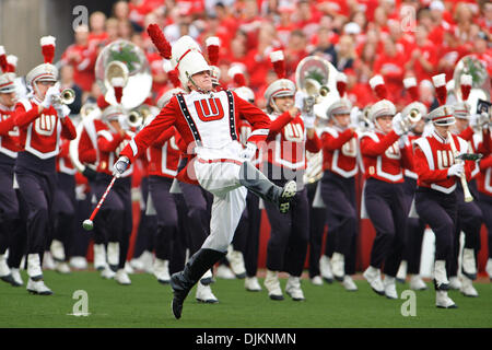 Sep 11, 2010 - Madison, Wisconsin, Vereinigte Staaten von Amerika - The Wisconsin Spielmannszug nimmt das Feld vor dem Spiel zwischen Wisconsin Badgers und der San Jose State Spartans im Camp Randall Stadium in Madison, Wisconsin. Wisconsin besiegte San Jose State 27-14. (Kredit-Bild: © John Rowland/Southcreek Global/ZUMApress.com) Stockfoto