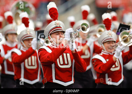 Sep 11, 2010 - Madison, Wisconsin, Vereinigte Staaten von Amerika - The Wisconsin Spielmannszug nimmt das Feld vor dem Spiel zwischen Wisconsin Badgers und der San Jose State Spartans im Camp Randall Stadium in Madison, Wisconsin. Wisconsin besiegte San Jose State 27-14. (Kredit-Bild: © John Rowland/Southcreek Global/ZUMApress.com) Stockfoto