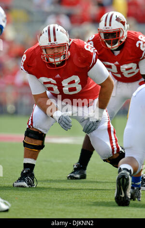 Sep 11, 2010 - Madison, Wisconsin, Vereinigte Staaten von Amerika - Wisconsin offensive Linienrichter Gabe Carimi (68) während des Spiels zwischen der Wisconsin Badgers und der San Jose State Spartans im Camp Randall Stadium in Madison, Wisconsin. Wisconsin besiegte San Jose State 27-14. (Kredit-Bild: © John Rowland/Southcreek Global/ZUMApress.com) Stockfoto