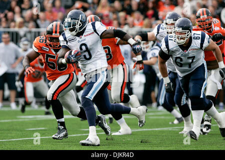 11. September 2010 - Vancouver, British Columbia, Kanada - Toronto Argonauten #3 RB Corey Boyd davonlaufen nach dem Fang eines Pass BC Lions #56 LB Solomon Elimimian ist dicht dahinter (Credit-Bild: © James Healey/Southcreek Global/ZUMApress.com) Stockfoto