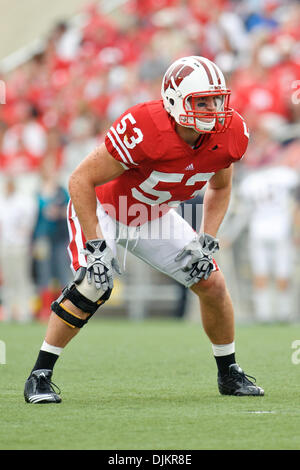 Sep 11, 2010 - Madison, Wisconsin, Vereinigte Staaten von Amerika - Wisconsin Linebacker Mike Taylor (53) während des Spiels zwischen der Wisconsin Badgers und der San Jose State Spartans im Camp Randall Stadium in Madison, Wisconsin. Wisconsin besiegte San Jose State 27-14. (Kredit-Bild: © John Rowland/Southcreek Global/ZUMApress.com) Stockfoto