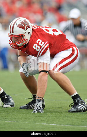 Sep 11, 2010 - Madison, Wisconsin, Vereinigte Staaten von Amerika - Wisconsin-Tight-End Jake Byrne (82) während des Spiels zwischen der Wisconsin Badgers und der San Jose State Spartans im Camp Randall Stadium in Madison, Wisconsin. Wisconsin besiegte San Jose State 27-14. (Kredit-Bild: © John Rowland/Southcreek Global/ZUMApress.com) Stockfoto