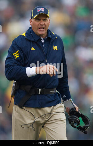 11. September 2010 - South Bend, Indiana, Vereinigte Staaten von Amerika - Michigan Kopf Trainer Rich Rodriguez während der NCAA Football-Spiel zwischen den Notre Dame Fighting Irish und Michigan Wolverines.  Michigan besiegte Notre Dame 28-24 im Spiel im Stadion von Notre Dame in South Bend, Indiana. (Kredit-Bild: © John Mersits/Southcreek Global/ZUMApress.com) Stockfoto