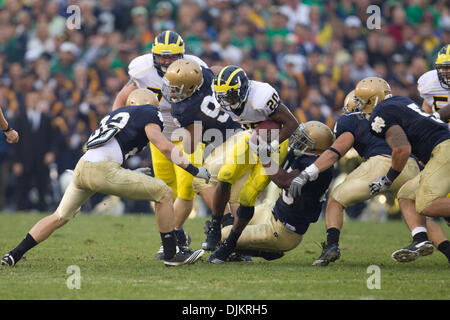11. September 2010 - South Bend, Indiana, Vereinigte Staaten von Amerika - Notre Dame außerhalb Linebacker Darius Fleming (#45) macht Tackle auf Michigan Runningback Michael Shaw (#20) während der NCAA Football-Spiel zwischen den Notre Dame Fighting Irish und Michigan Wolverines.  Michigan besiegte Notre Dame 28-24 im Spiel im Stadion von Notre Dame in South Bend, Indiana. (Kredit-Bild: © John Mersit Stockfoto