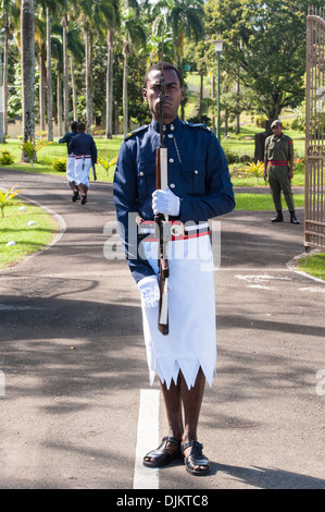 Fidschi Polizei ändern sieht die Guard of Honour im Government House als Offizier auf im Hintergrund, Suva. Fidschi-Inseln Stockfoto