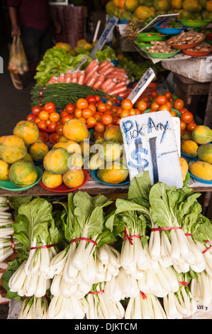 Berge von Obst und Gemüse in Suva Stadtmarkt, einem großen Obst- und Gemüsemarkt in der Hauptstadt. Suva, Fidschi. Stockfoto