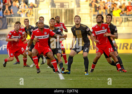 11. September 2010 bekommen - Chester, Pennsylvania, Vereinigte Staaten von Amerika - Mitglieder der Chicago Fire und Philadelphia Union bereit für den ankommenden Ball während des Spiels im PPL Park in Chester, Pennsylvania. Die Union verdient ihre ersten Herunterfahren, gewann 1-0. (Kredit-Bild: © Kate McGovern/Southcreek Global/ZUMApress.com) Stockfoto