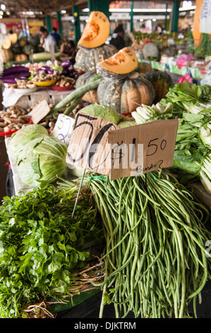 Berge von Obst und Gemüse in Suva Stadtmarkt, einem großen Obst- und Gemüsemarkt in der Hauptstadt. Suva, Fidschi. Stockfoto