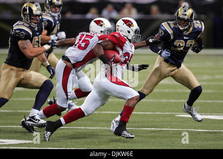 Sep 12, 2010 - Saint Louis, Missouri, Vereinigte Staaten von Amerika - Arizona Cardinals Runningback Tim Hightower (34) trägt den Ball während des Spiels zwischen den St. Louis Rams und die Arizona Cardinals im Edward Jones Dome in Saint Louis, Missouri. Die Cardinals geschlagen die Rams 17-13. (Kredit-Bild: © Jimmy Simmons/Southcreek Global/ZUMApress.com) Stockfoto