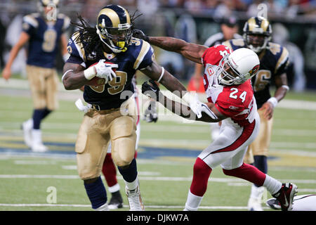Sept. 12, ruft 2010 - Saint Louis, Missouri, Vereinigte Staaten von Amerika - Saint Louis Rams Running Back Steven Jackson (#39) von Arizona Cardinals Safety Adrian Wilson (24) während eines Spiels zwischen den St. Louis Rams und die Arizona Cardinals im Edward Jones Dome in St. Louis, Missouri. Die Cardinals geschlagen die Rams 17-13. (Kredit-Bild: © Jimmy Simmons/Southcreek Global/ZUMApr Stockfoto